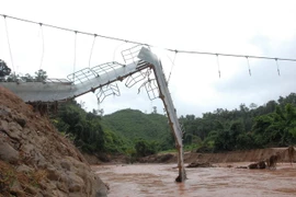[Video] Người dân mòn mỏi chờ cầu treo Sam Lang sửa chữa