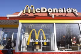 McDonald's thu hồi đồ chơi mèo Kitty gây tắc khí quản trẻ em