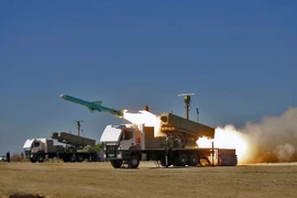 Iran trình làng tên lửa tầm ngắn và máy bay không người lái mới