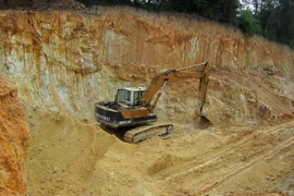 [Video] Lợi dụng cải tạo mặt bằng để khai thác quặng trái phép 