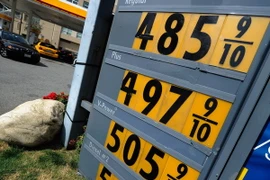 Giá dầu thô Mỹ rơi xuống dưới mốc 100 USD mỗi thùng