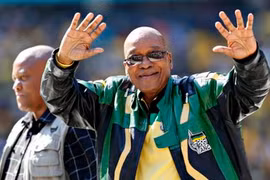 Tổng thống Nam Phi Jacob Zuma chào những người ủng hộ đảng ANC cầm quyền của ông. (Nguồn: Reuters)