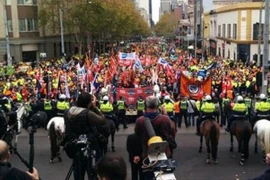 Hàng nghìn người Australia tuần hành phản đối giảm ngân sách