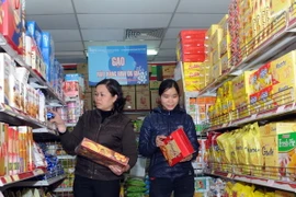 Khách hàng chọn mua hàng tại siêu thị. (Ảnh: Quang Quyết/TTXVN)