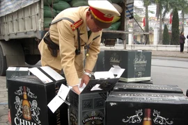 Hà Nội tạm giữ hơn 200 chai rượu ngoại không rõ nguồn gốc