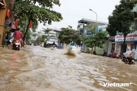 [Video] Đường phố Sơn La biến thành sông sau trận mưa lớn