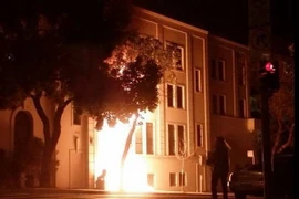 Trước cổng Tổng Lãnh sự quán Trung Quốc tại San Francisco. (Nguồn: SCMP) 