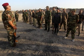 Các tân binh tình nguyện người Hồi giáo dòng Shiite tham gia huấn luyện quân sự ở Baghdad. (Nguồn: AFP/TTXVN)