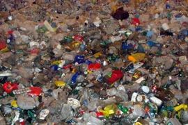 [Video] Bolivia tái thế chất thải nhựa thành đồ dùng trường học 