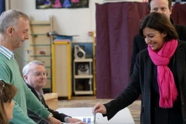 Cử tri Pháp đi bỏ phiếu. (Nguồn: dw.de)