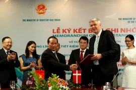 Quang cảnh lễ ký kết. (Ảnh: Ngọc Hà/TTXVN )