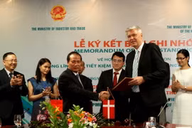 Quang cảnh lễ ký kết. (Ảnh: Ngọc Hà/TTXVN )