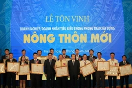 Phó Thủ tướng Chính phủ Vũ Văn Ninh tặng bằng khen của Thủ tướng Chính phủ cho 31 doanh nhân tiêu biểu. (Ảnh: Vũ Sinh/TTXVN) 