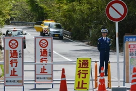 Cảnh sát phong tỏa tuyến đường tới khu vực suối nước nóng do lo ngại hoạt động của núi lửa ngày 6/5 vừa qua. (Ảnh: AFP/TTXVN)