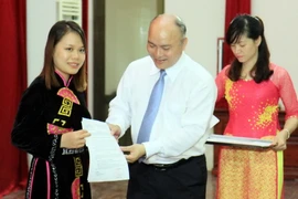 Trao quyết định hoàn thành khóa học cho các Đội viên tham gia Đề án thí điểm tuyển chọn 500 trí thức trẻ tình nguyện về các xã. (Ảnh: Thái Thuần/TTXVN)