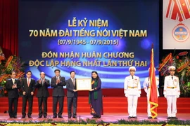 Bà Tòng Thị Phóng, Ủy viên Bộ Chính trị, Phó Chủ tịch Quốc hội trao tặng Huân chương Độc Lập hạng Nhất cho Đài Tiếng nói Việt Nam. (Ảnh: Thống Nhất/TTXVN)