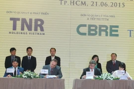 Quang cảnh lễ ký kết dự án The GoldView. (Ảnh: Trần Xuân Tình/Vietnam+)