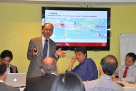 Giáo sư tiến sỹ Trần Ngọc Anh, giảng viên trường Đại học Indiana và Harvard (Mỹ) giới thiệu hoạt động của nhóm học giả "Sáng kiến Việt Nam." (Ảnh: Bích Hà/Vietnam+)