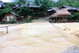 Bản Tặng Phăn, xã Na Ngoi, huyện Kỳ Sơn, tỉnh Nghệ An bị nước lũ cô lập, chia cắt. (Ảnh: TTXVN phát)
