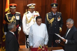 Tổng thống Sri Lanka Maithripala Sirisena (giữa) và Tân Thủ tướng Ranil Wickremesinghe (phải) tại lễ tuyên thệ nhậm chức. (Ảnh: AFP/TTXVN)