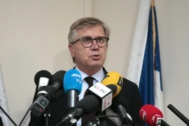 Công tố viên cấp cao Pháp Serge Mackowiak trong cuộc họp báo công bố kết quả điều tra mảnh vỡ máy bay tìm thấy ở đảo Reunion ngày 5/8. (Ảnh: AFP/TTXVN)