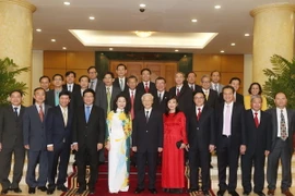 Tổng Bí thư Nguyễn Phú Trọng chụp ảnh chung với các đại biểu. (Ảnh: Trí Dũng/TTXVN)