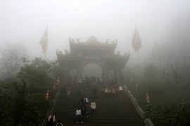 Du khách hành hương về Thiền viện. (Ảnh: Phạm Hậu/TTXVN)