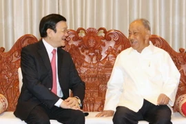 Chủ tịch nước Trương Tấn Sang đến thăm lãnh đạo lão thành Lào