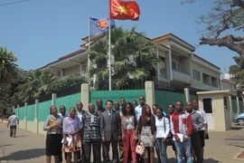 Đại sứ Việt Nam tại Mozambique Nguyễn Văn Trung chụp ảnh cùng 10 sinh viên Mozambique trước khi sang Việt Nam học. (Nguồn: Đại sứ quán Việt Nam tại Mozambique)