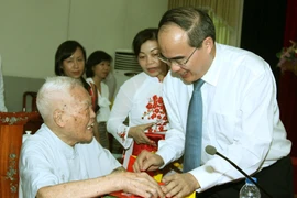 Chủ tịch Ủy ban Trung ương MTTQ Việt Nam Nguyễn Thiện Nhân tặng quà cho nguyên Bí thư Thành ủy Hà Nội Nguyễn Văn Chân. (Ảnh minh họa: Nguyễn Dân/TTXVN)