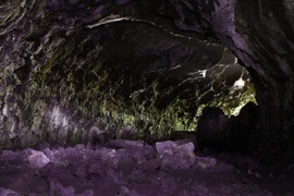 Một hang động núi lửa được tạo nên từ dòng chảy của dung nham. (Ảnh: Dương Giang/TTXVN)