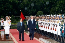 Thủ tướng Nguyễn Tấn Dũng và Thủ tướng Anh David Cameron duyệt đội Danh dự. (Ảnh: Thống Nhất/TTXVN)