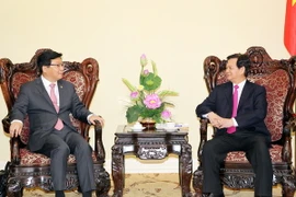 Thủ tướng Nguyễn Tấn Dũng tiếp Thứ trưởng Bộ Chiến lược và Tài chính Hàn Quốc Joo Hyung Hwan. (Ảnh: Đức Tám/TTXVN)