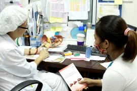 Tư vấn xét nghiệm, tầm soát và chẩn đoán viêm gan virus C cho người nhiễm HIV. (Ảnh: Dương Ngọc/TTXVN)