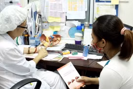 Tư vấn xét nghiệm, tầm soát và chẩn đoán viêm gan virus C cho người nhiễm HIV. (Ảnh: Dương Ngọc/TTXVN)