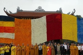 Xác lập kỷ lục thế giới “Lá cờ Phật giáo bằng hoa tươi lớn nhất”