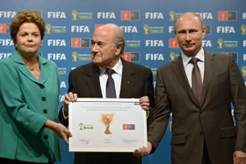 Tổng thống Brazil, Chủ tịch FIFA chuyển giao quyền đăng cai vòng chung kết World Cup 2018 cho Tổng thống Nga tại lễ bế mạc World Cup 2014, ở Brazil ngày 13/7/2014. (Ảnh: AFP/TTXVN)