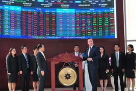 Thủ tướng Anh David Cameron thực hiện nghi thức đánh cồng tại Sở Giao dịch Chứng khoán TP Hồ Chí Minh. (Ảnh: Thanh Vũ/TTXVN)