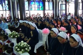 Kon Tum: Mặt trận Tổ quốc tiếp Đoàn nữ tu dòng Ảnh Phép Lạ