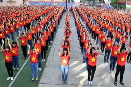 Chương trình đồng diễn của 2.000 thanh niên, sinh viên trên nền nhạc bài hát "Đến với con người Việt Nam tôi.” (Ảnh: An Hiếu/TTXVN)
