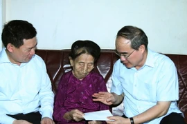 Chủ tịch Mặt trận Tổ quốc Việt Nam Nguyễn Thiện Nhân đến thăm và tặng quà cho Mẹ Việt Nam Anh hùng Nguyễn Thị Liên ở xóm 10, xã Quang Sang, Đô Lương, Nghệ An. (Ảnh: Nguyễn Dân/TTXVN)