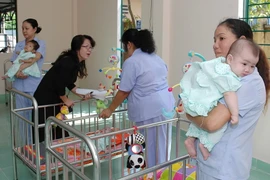 Lãnh đạo WWO thăm hỏi các cháu bị AIDS tại Trung tâm nuôi dưỡng và bảo trợ trẻ em Tam Bình 2 tại phường Linh Xuân, quận. Thủ Đức, Thành phố Hồ Chí Minh. (Ảnh: Kim Phương/TTXVN)