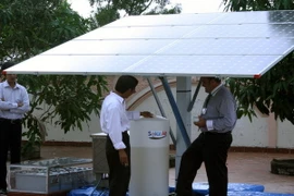 Hệ thống công nghệ ứng dụng năng lượng Mặt Trời kết hợp vi sinh vào nuôi tôm công nghiệp. (Ảnh: Lê Huy Hải/TTXVN)