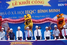 Các đại biểu bấm nút khởi công dự án. (Ảnh: Huỳnh Kim Phượng/TTXVN)