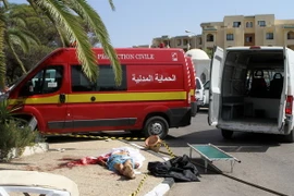 Thi thể các nạn nhân sau vụ xả súng ở Sousse. (Ảnh: AFP/TTXVN)