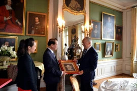 Phó Thủ tướng Vũ Văn Ninh hội đàm với Phó Tổng thống, Bộ trưởng Bộ Kinh tế, Giáo dục và Nghiên cứu của Thụy Sĩ Johann Niklaus Schneider-Ammann. (Ảnh: Tố Uyên/TTXVN)