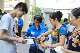 Tình nguyện viên tại kỳ thi vào Đại học Quốc gia Hà Nội. (Ảnh minh họa: Minh Sơn/Vietnam+)