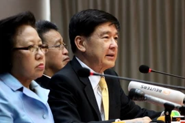 Người phát ngôn cơ quan công tố Thái Lan Wanchai Roujanavong (giữa) tại cuộc họp báo ở Bangkok về việc truy tố 72 người bị tình nghi tham gia buôn bán người. (Ảnh: AFP/TTXVN)