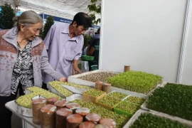 Người dân tham quan, tìm hiểu về giống cây trồng tại Triển lãm. (Ảnh: Phương Vy/TTXVN)