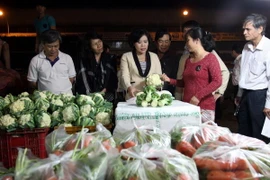 Đoàn kiểm tra liên ngành kiểm tra tại chợ đầu mối nông sản thực phẩm Hóc Môn, TP.HCM. (Ảnh: Thanh Vũ/TTXVN)